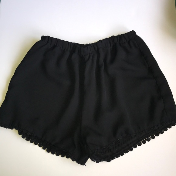 Brandy Melville laced shorts - Picture 1 of 4